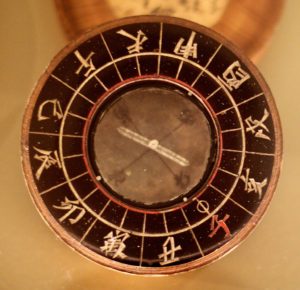 Antiker chinesischer Kompass - auch heute benutzt man in China diese “Lo Pan” genannten Feng-Shui-Kompasse. Foto: © Bin im Garten, Lizenz: Creative Commons CC BY-SA 3.0, Quelle: Wikimedia Commons