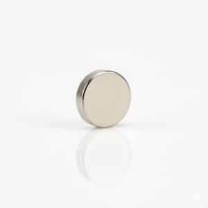 Realistisches Produktfoto eines Neodym-Scheibenmagneten Ø 6×2 mm N35 vernickelt auf weißem Hintergrund. Glatte, silberne Oberfläche, kompakte Bauform, geeignet für Anwendungen in Industrie, Elektronik, Modellbau und Handwerk.
