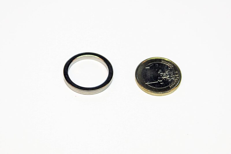 Ringmagnet_25x20x3mm_neben_Euromuenze