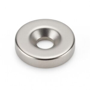 Einzelner vernickelter Ringmagnet mit konischer Senkung auf weißem Hintergrund.(Ø10 / 3,5 mm × 3 mm)