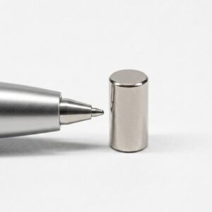 Größenvergleich Neodym Zylindermagnet 2x4 mm N52 neben Kugelschreiber
